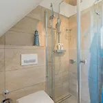 House On The 5 *