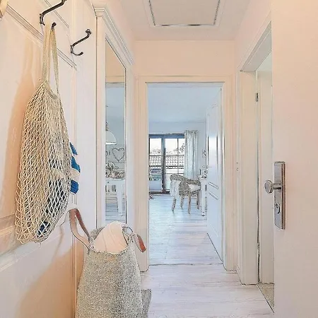 House On The 5 *